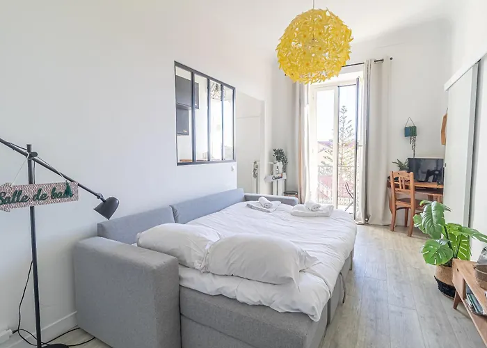 Charming In The Heart Of * מנטון